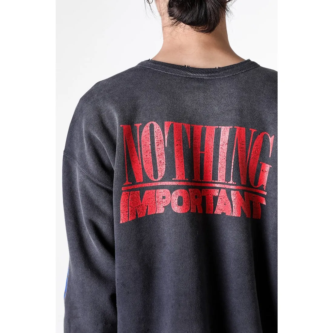 SAINT Mxxxxxx × Kosuke Kawamura KK_CRW SWT/NOTHNG IMP/BLK joint model Holy Infant Tadpole retro distressed sweatshirt, washed black S-XL Assute dyeing, genuine whole garment sprayed with horsetail fading process, collar/cuffs frayed in many places, front and rear panels/sleeves super complicated hanging grinding, heavy washing and distressing, correct fruit mark/angel mark